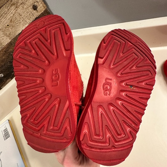 Red girls Bailey bow Uggs size 10 - Picture 6 of 6